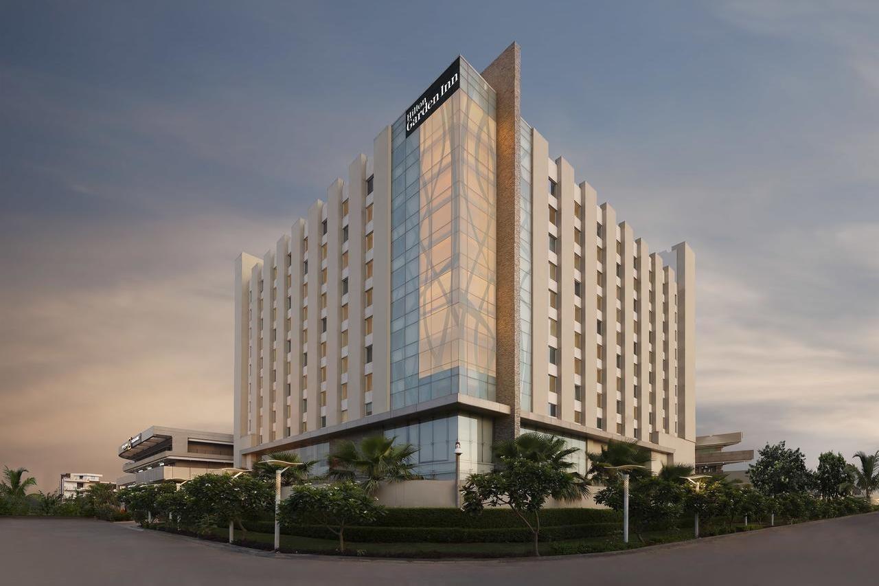 Doubletree By Hilton Gurugram Baani Square Hotel Gurgaon Bagian luar foto