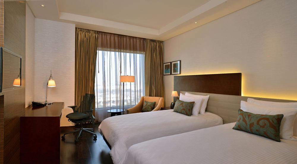 Doubletree By Hilton Gurugram Baani Square Hotel Gurgaon Bagian luar foto