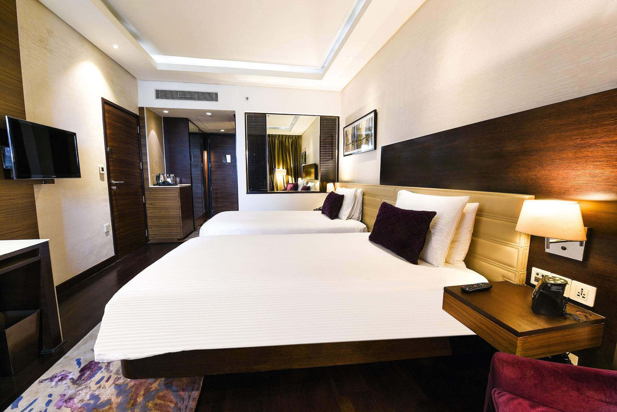 Doubletree By Hilton Gurugram Baani Square Hotel Gurgaon Bagian luar foto