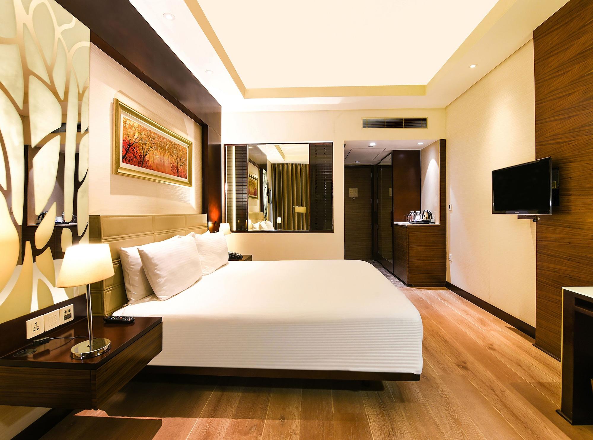 Doubletree By Hilton Gurugram Baani Square Hotel Gurgaon Bagian luar foto