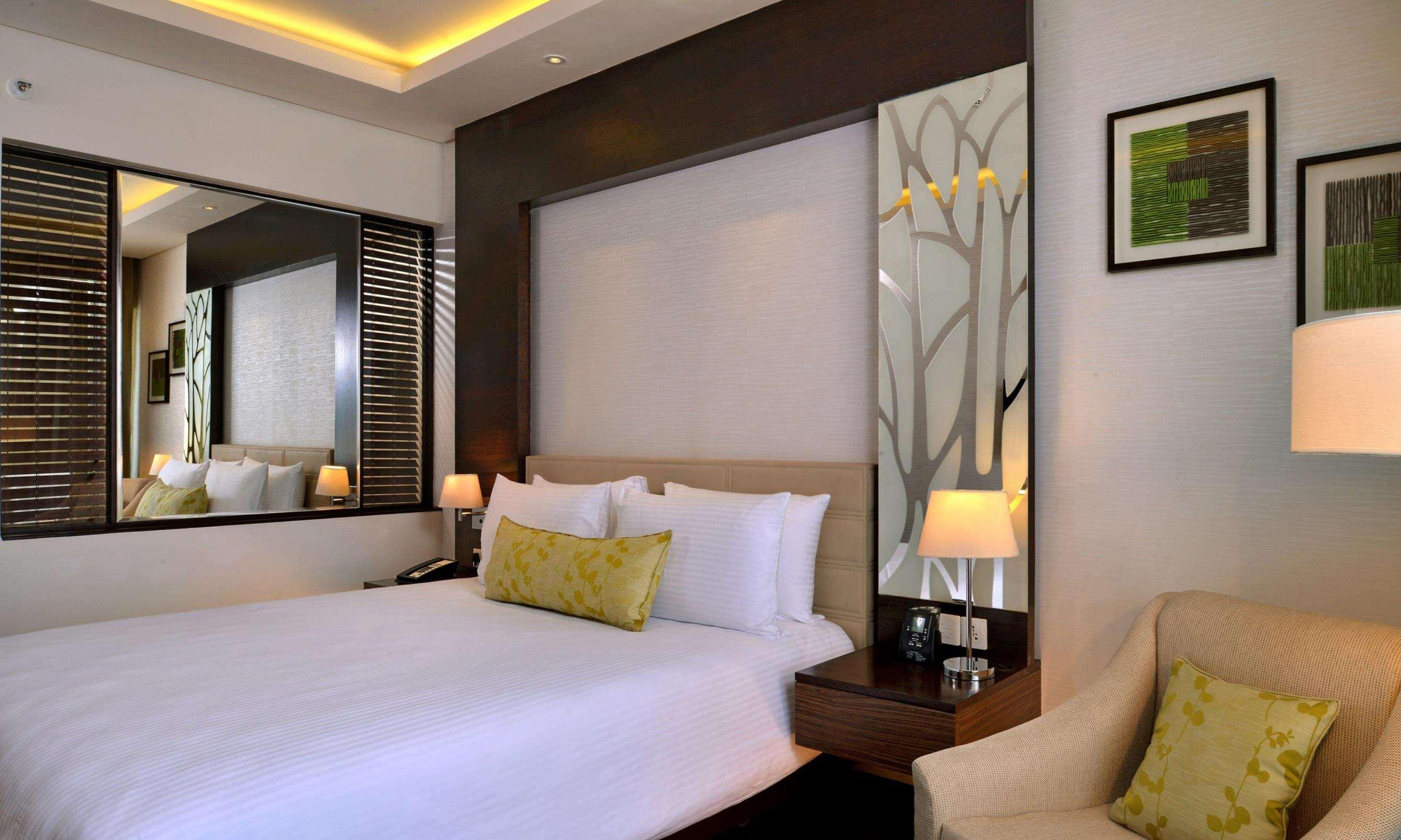Doubletree By Hilton Gurugram Baani Square Hotel Gurgaon Bagian luar foto