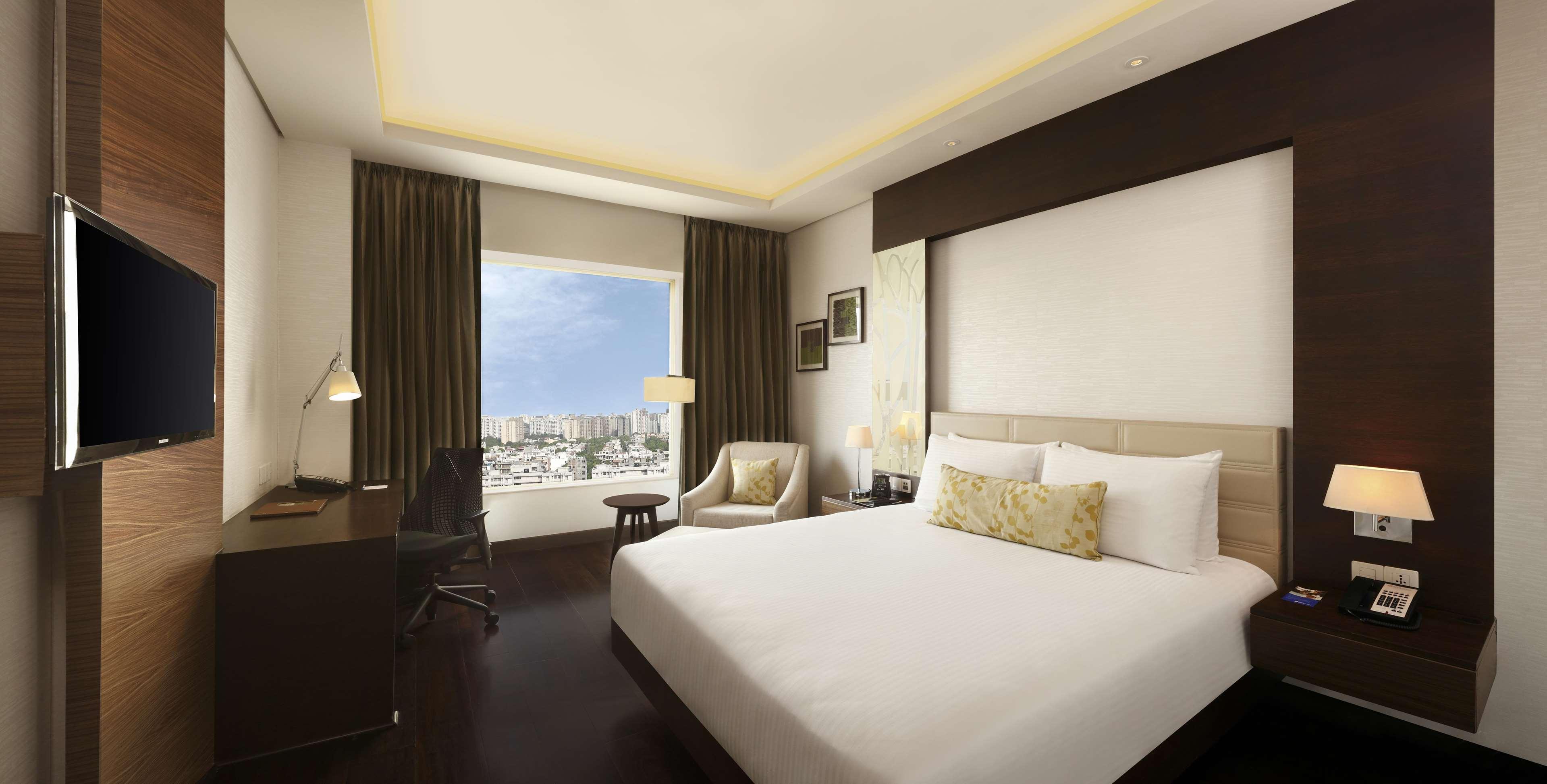 Doubletree By Hilton Gurugram Baani Square Hotel Gurgaon Bagian luar foto