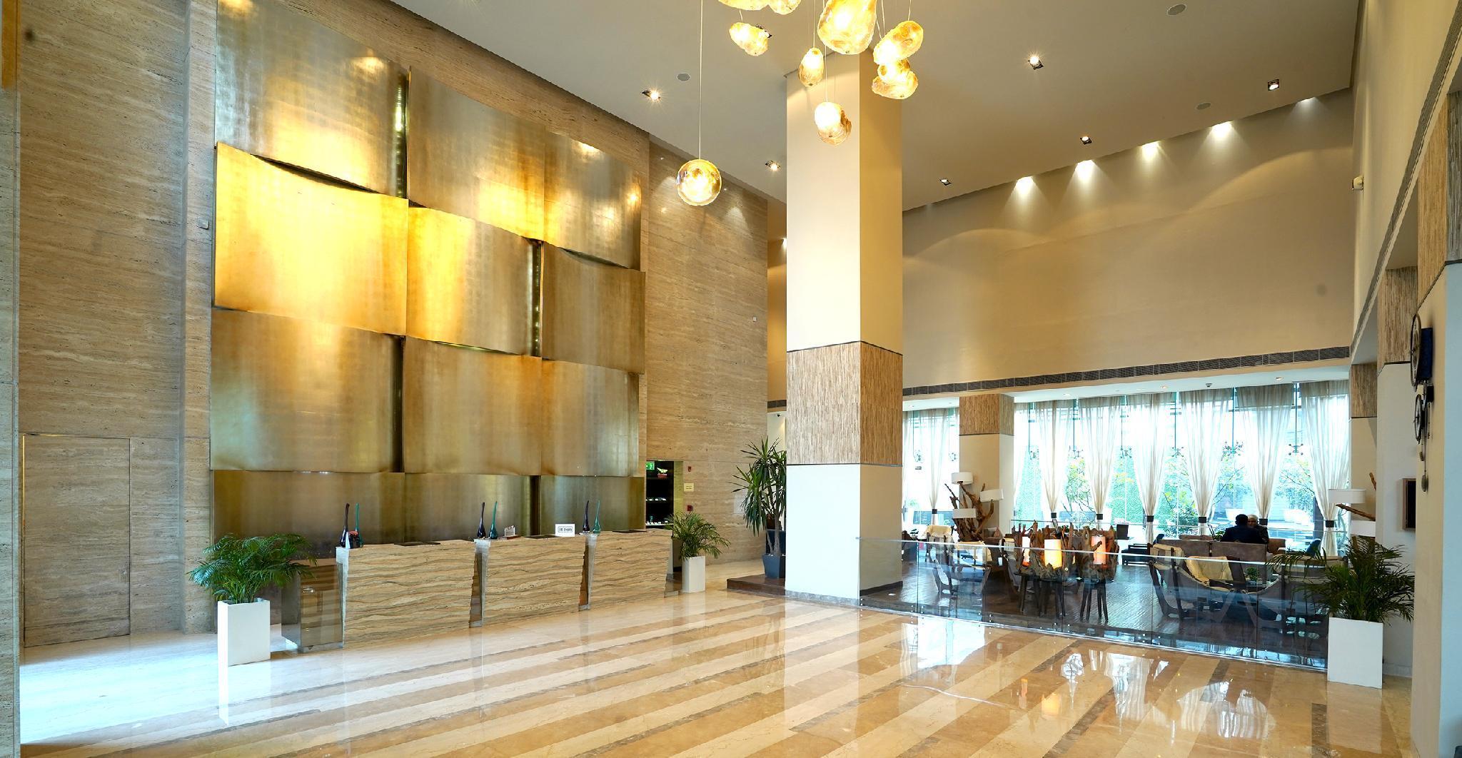 Doubletree By Hilton Gurugram Baani Square Hotel Gurgaon Bagian luar foto