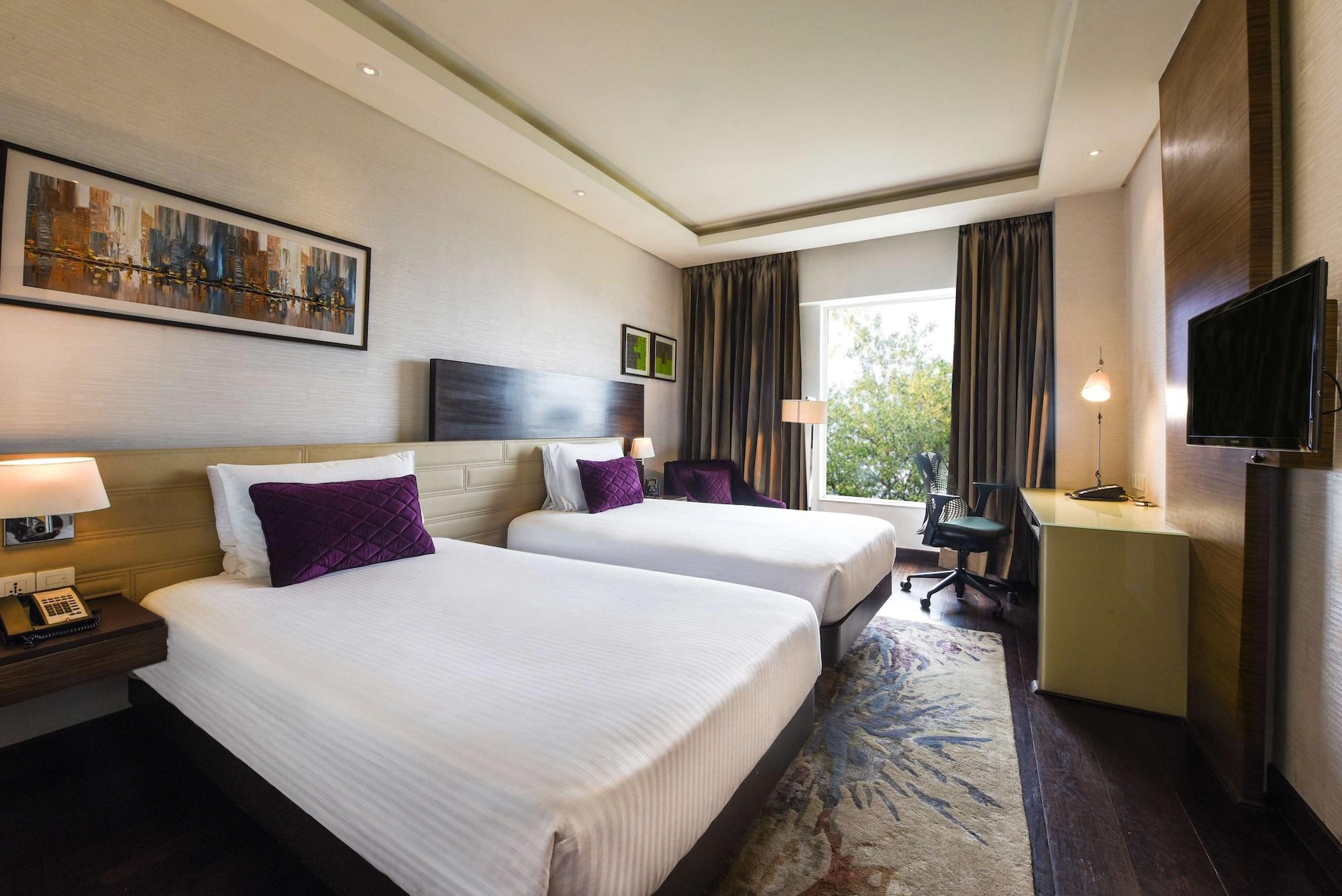 Doubletree By Hilton Gurugram Baani Square Hotel Gurgaon Bagian luar foto