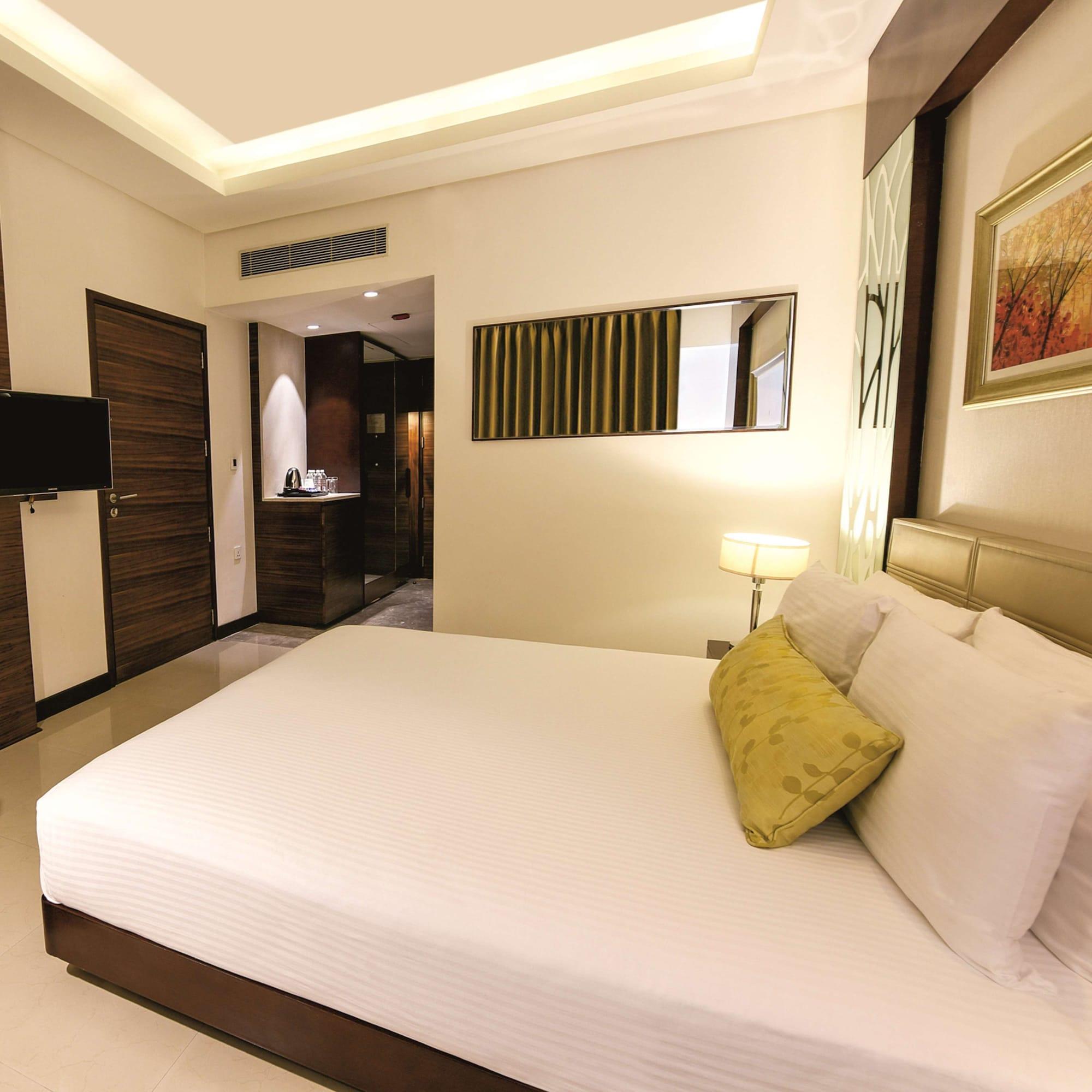 Doubletree By Hilton Gurugram Baani Square Hotel Gurgaon Bagian luar foto