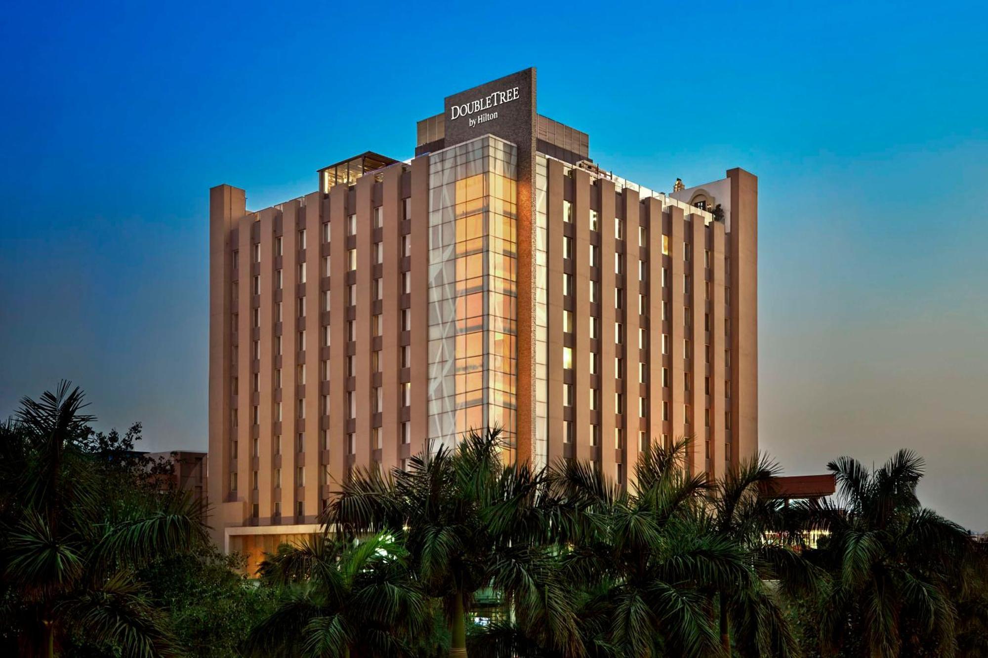 Doubletree By Hilton Gurugram Baani Square Hotel Gurgaon Bagian luar foto