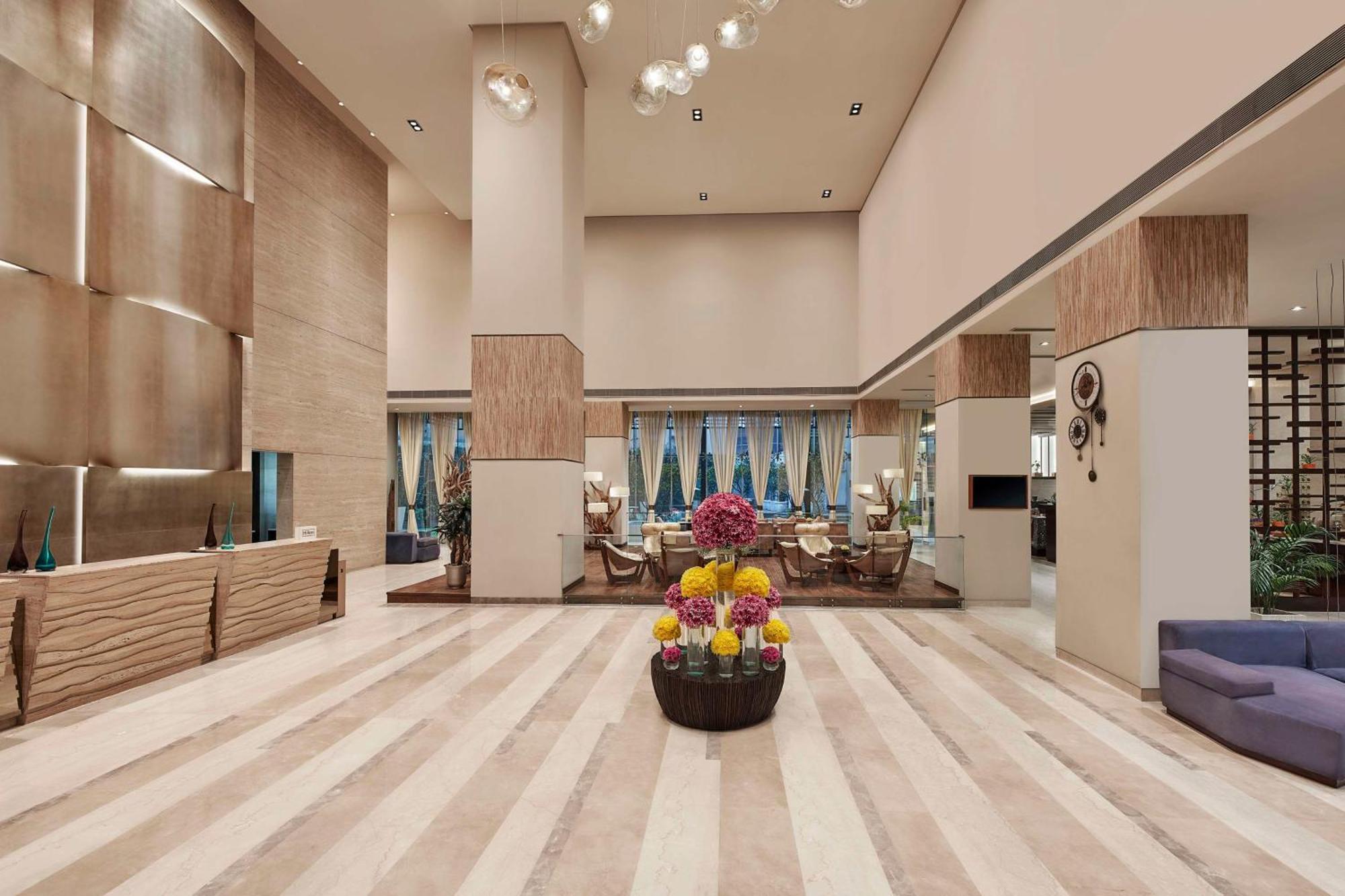 Doubletree By Hilton Gurugram Baani Square Hotel Gurgaon Bagian luar foto