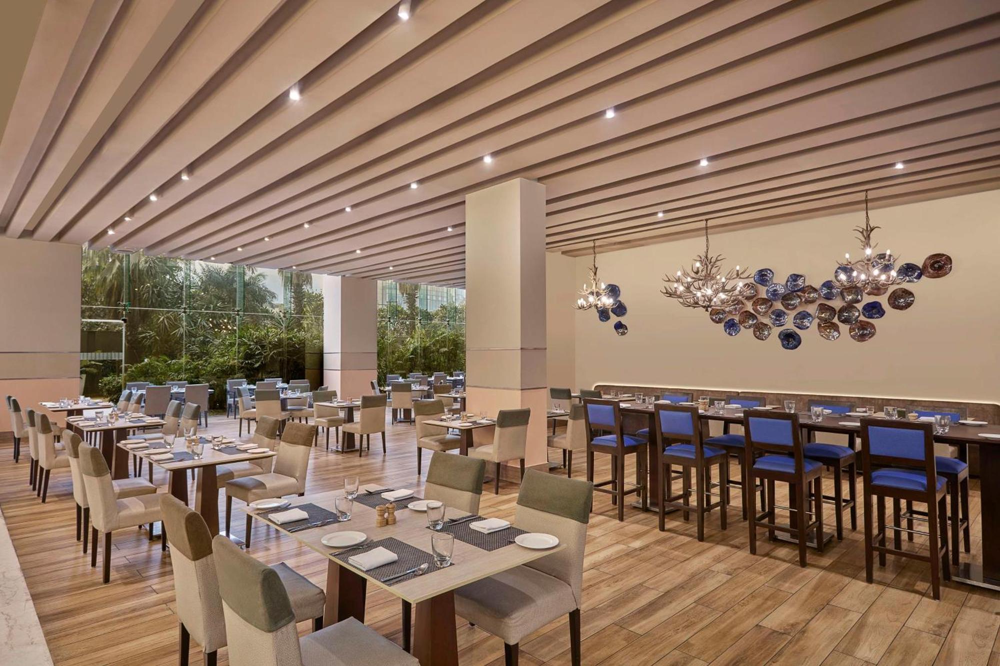 Doubletree By Hilton Gurugram Baani Square Hotel Gurgaon Bagian luar foto