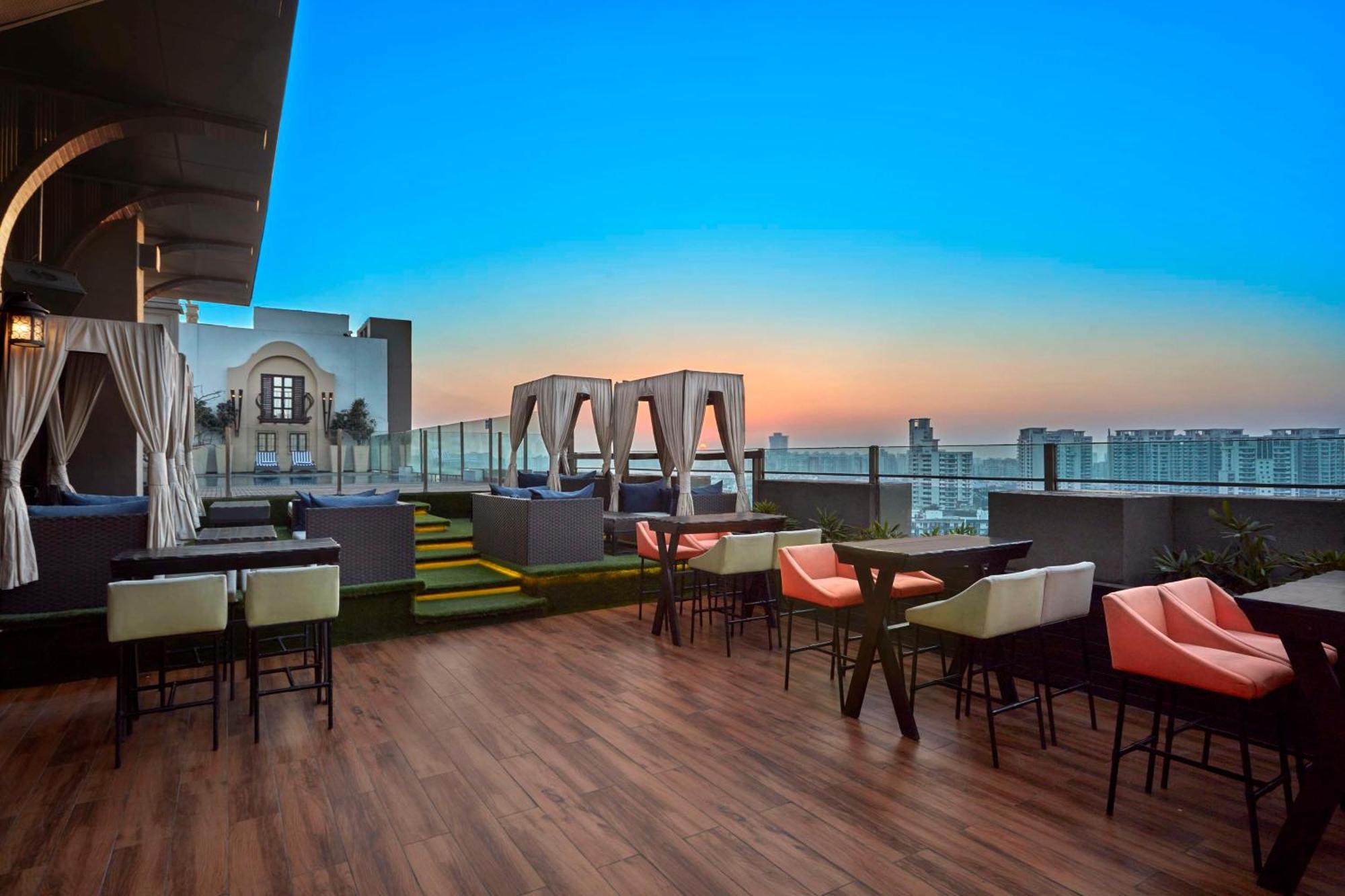 Doubletree By Hilton Gurugram Baani Square Hotel Gurgaon Bagian luar foto