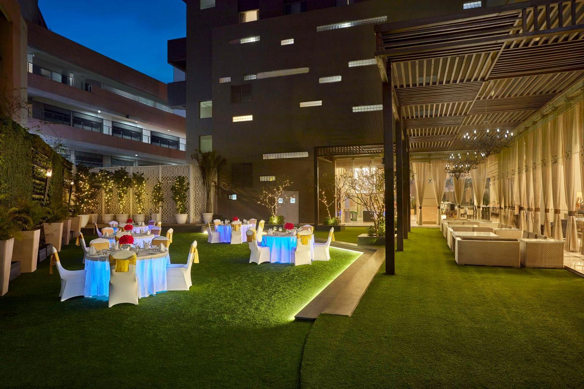 Doubletree By Hilton Gurugram Baani Square Hotel Gurgaon Bagian luar foto