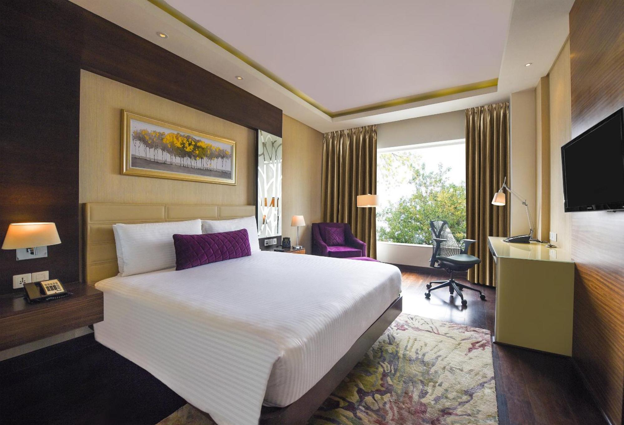Doubletree By Hilton Gurugram Baani Square Hotel Gurgaon Bagian luar foto