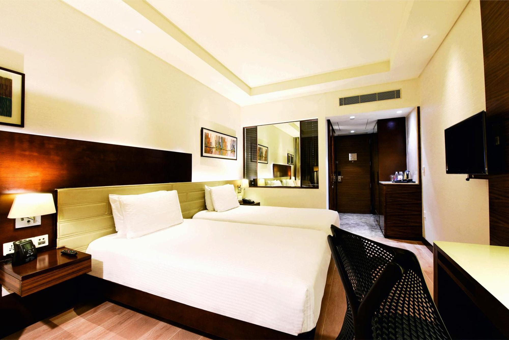 Doubletree By Hilton Gurugram Baani Square Hotel Gurgaon Bagian luar foto
