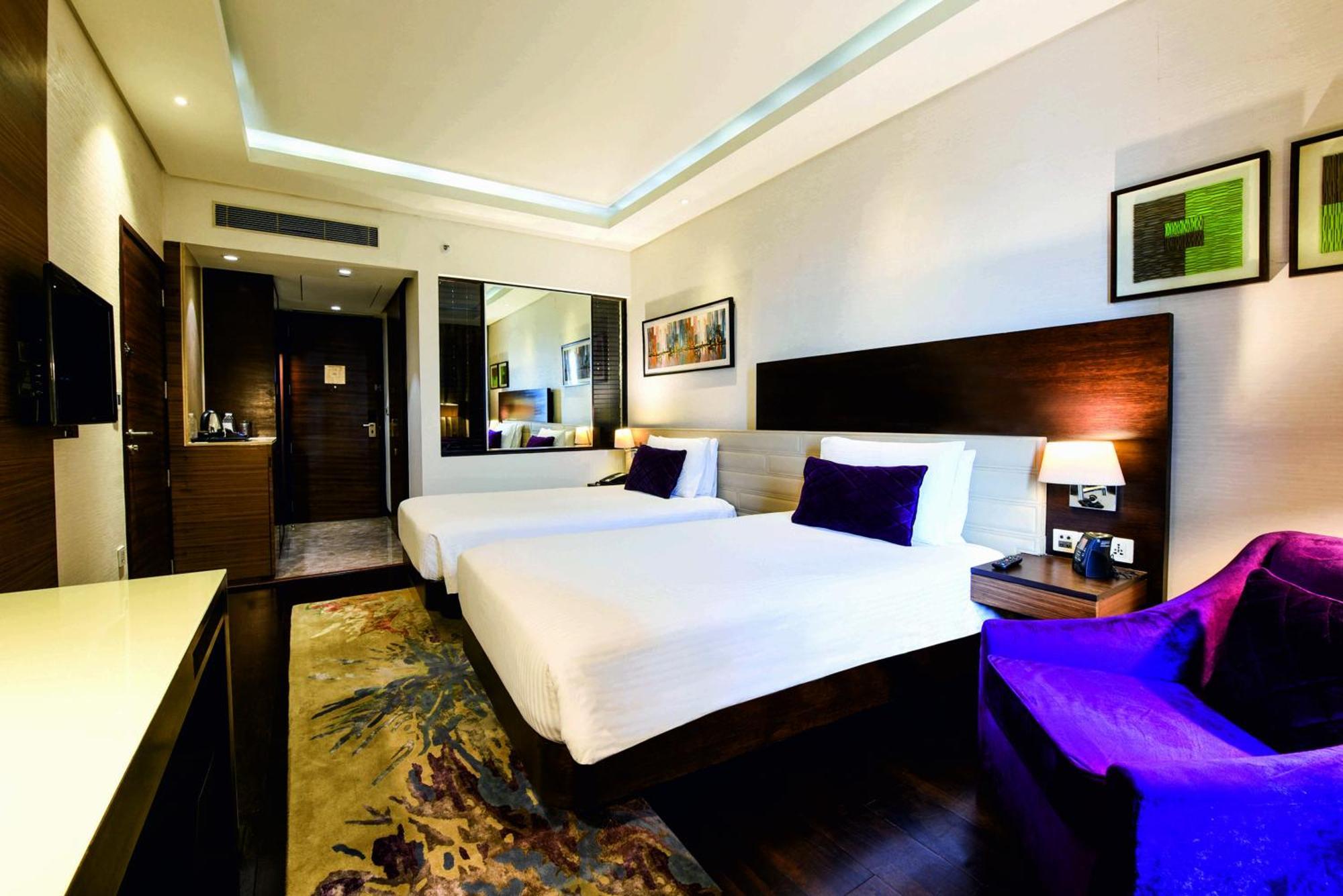 Doubletree By Hilton Gurugram Baani Square Hotel Gurgaon Bagian luar foto
