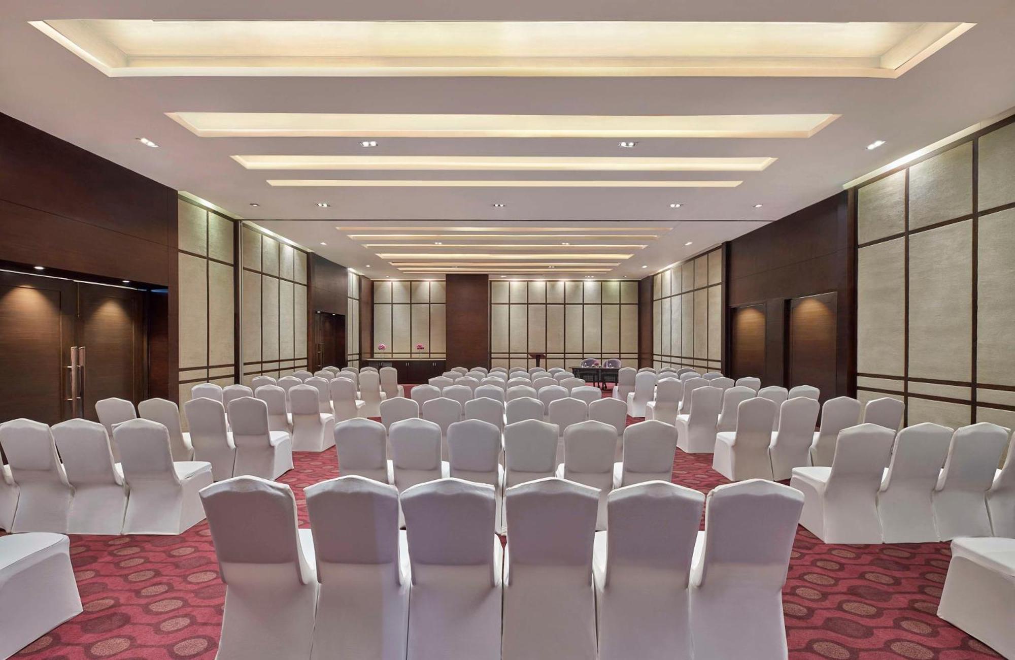 Doubletree By Hilton Gurugram Baani Square Hotel Gurgaon Bagian luar foto