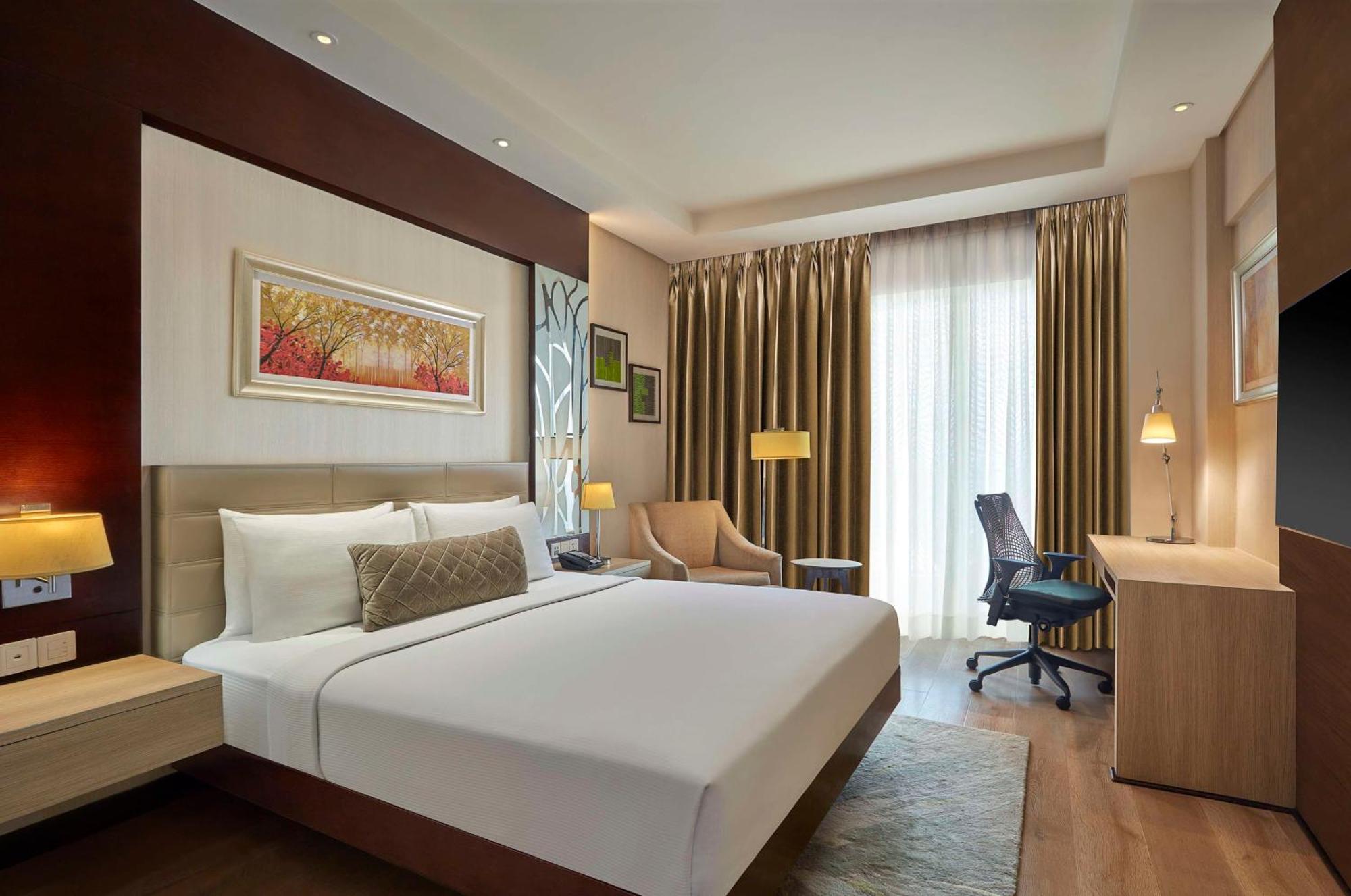 Doubletree By Hilton Gurugram Baani Square Hotel Gurgaon Bagian luar foto