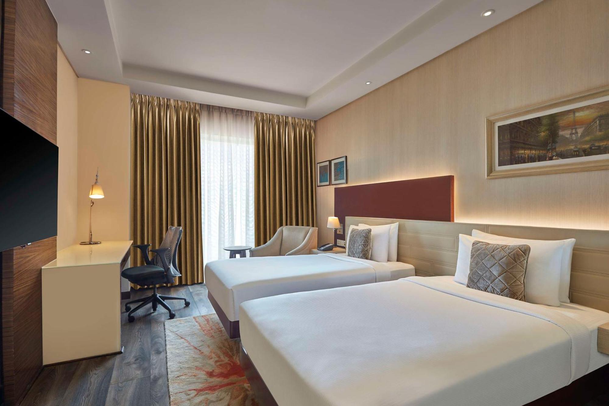 Doubletree By Hilton Gurugram Baani Square Hotel Gurgaon Bagian luar foto