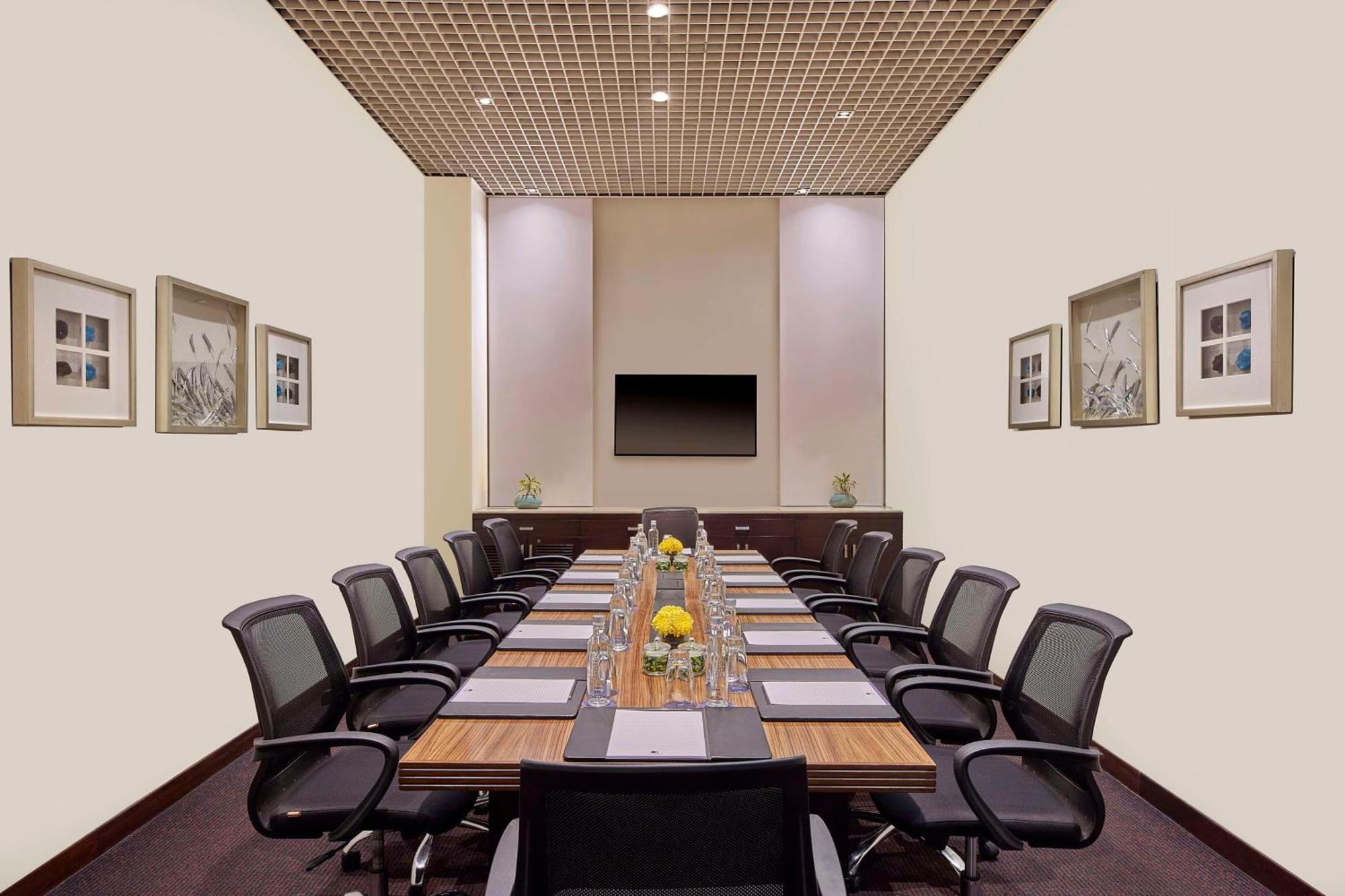 Doubletree By Hilton Gurugram Baani Square Hotel Gurgaon Bagian luar foto