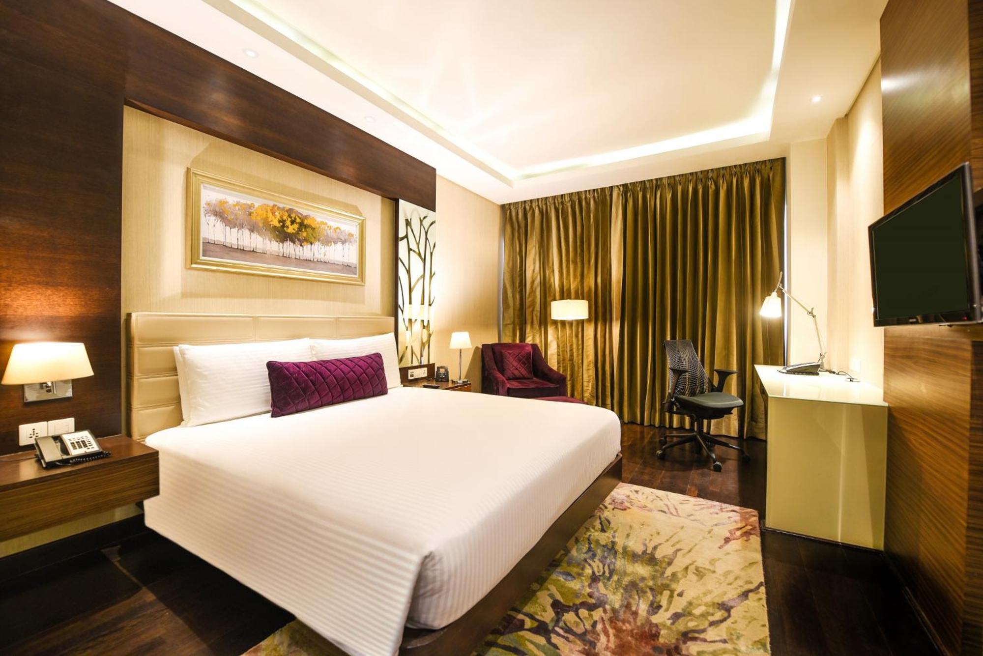 Doubletree By Hilton Gurugram Baani Square Hotel Gurgaon Bagian luar foto