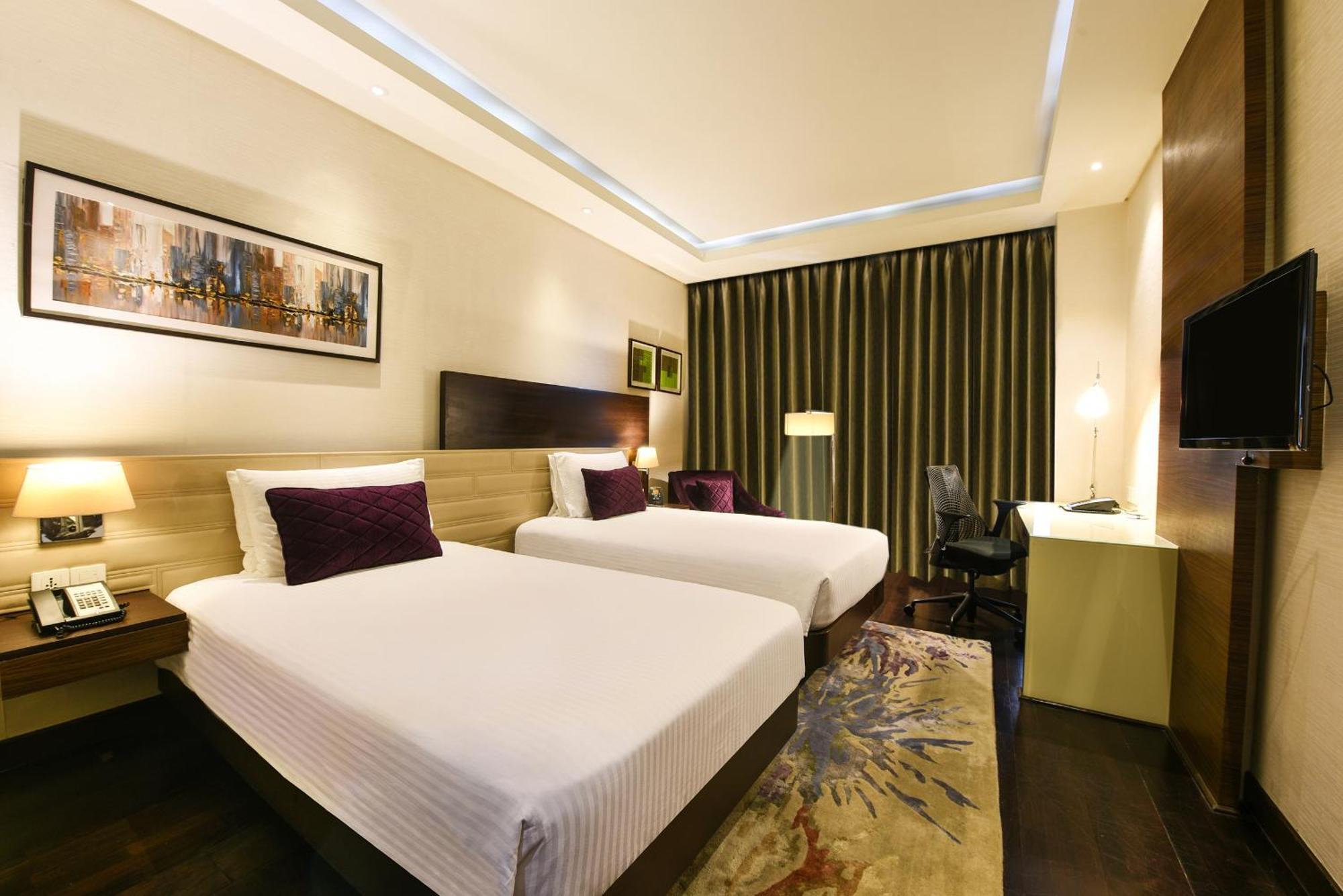 Doubletree By Hilton Gurugram Baani Square Hotel Gurgaon Bagian luar foto