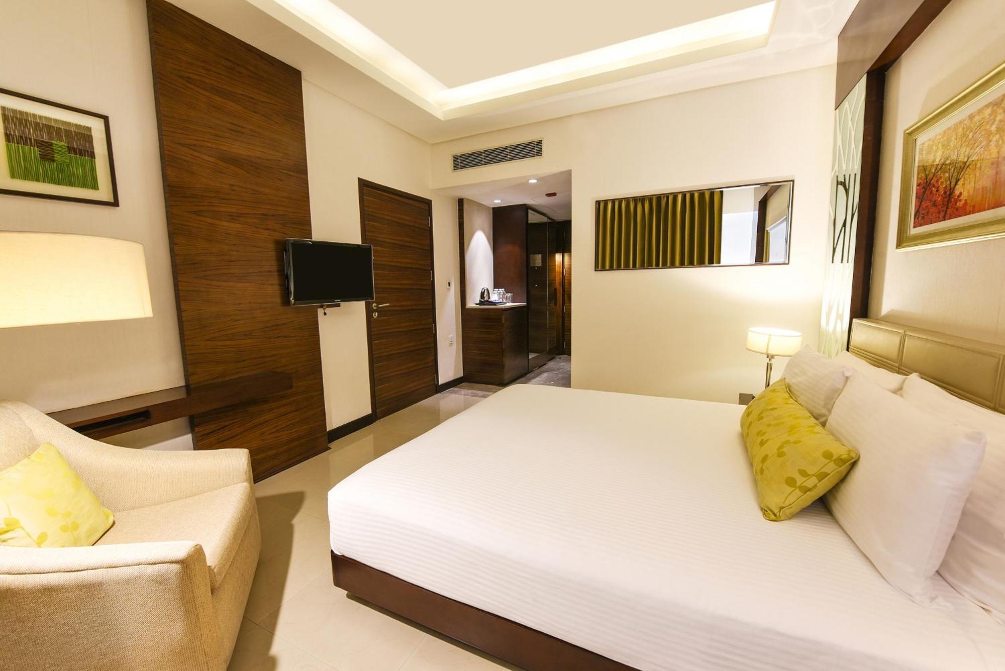 Doubletree By Hilton Gurugram Baani Square Hotel Gurgaon Bagian luar foto