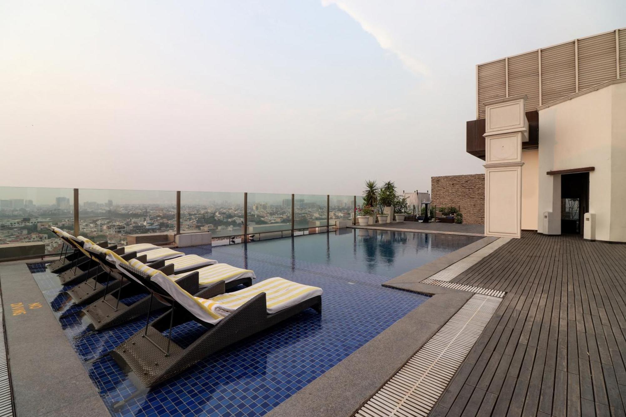 Doubletree By Hilton Gurugram Baani Square Hotel Gurgaon Bagian luar foto