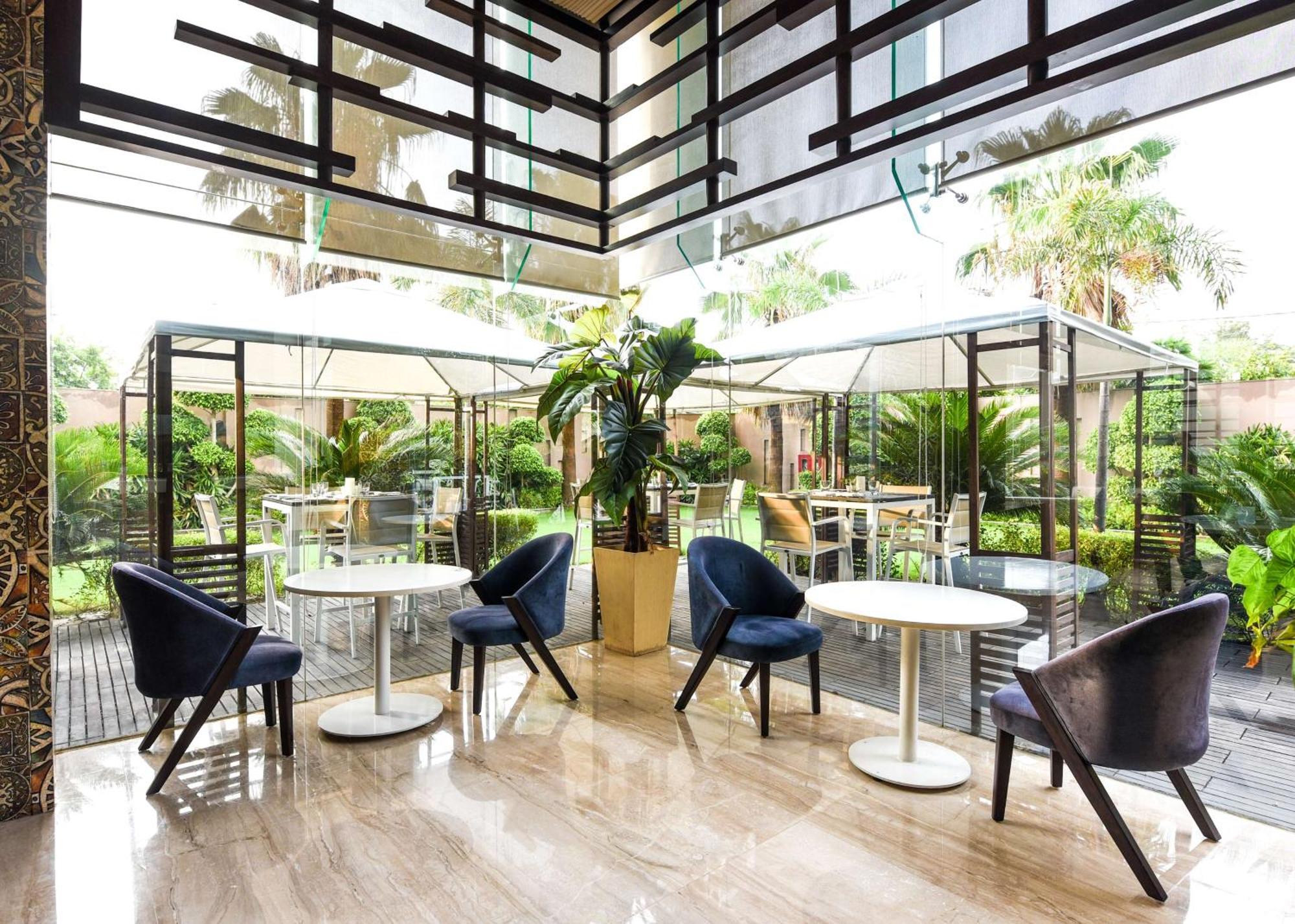 Doubletree By Hilton Gurugram Baani Square Hotel Gurgaon Bagian luar foto