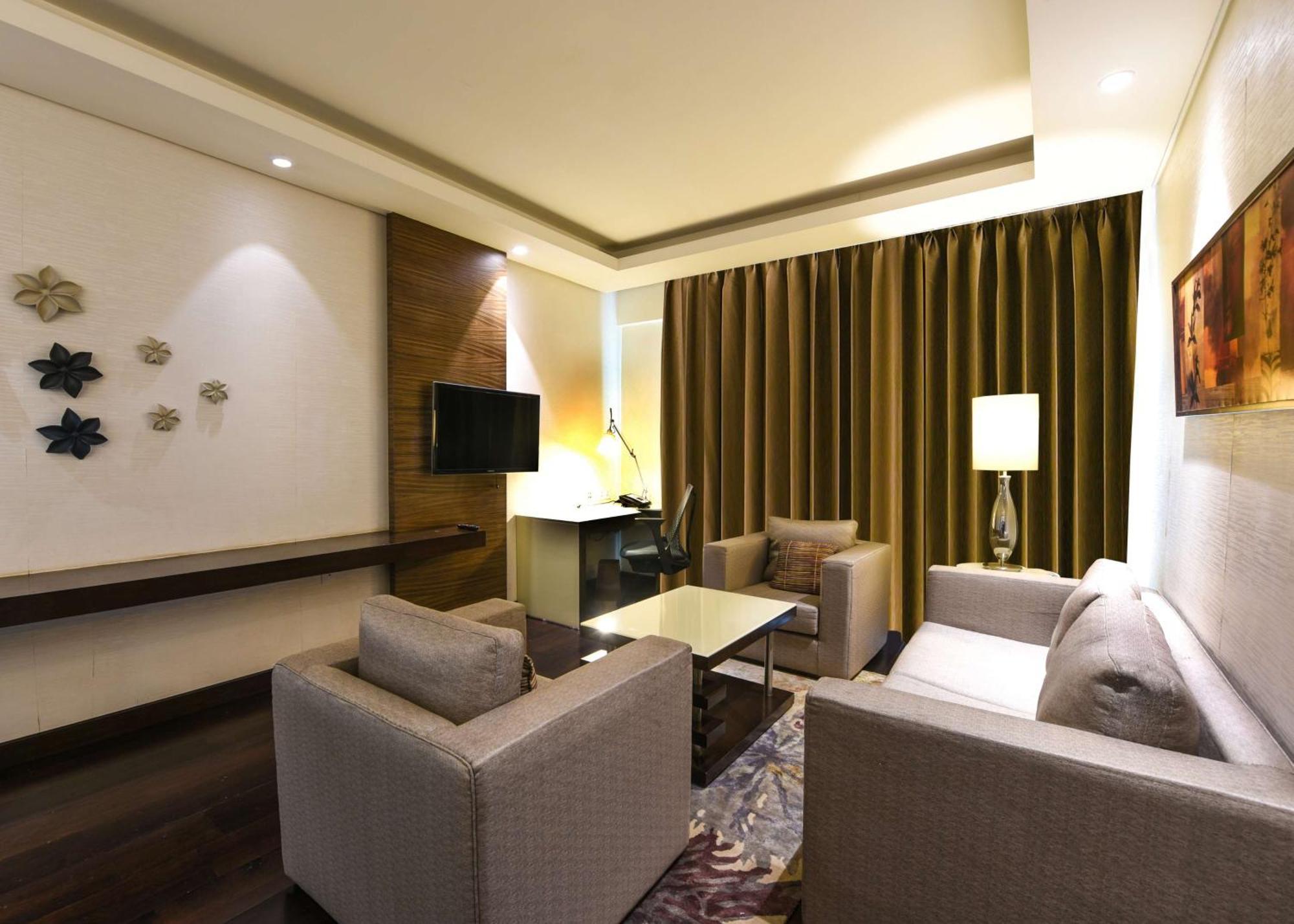 Doubletree By Hilton Gurugram Baani Square Hotel Gurgaon Bagian luar foto