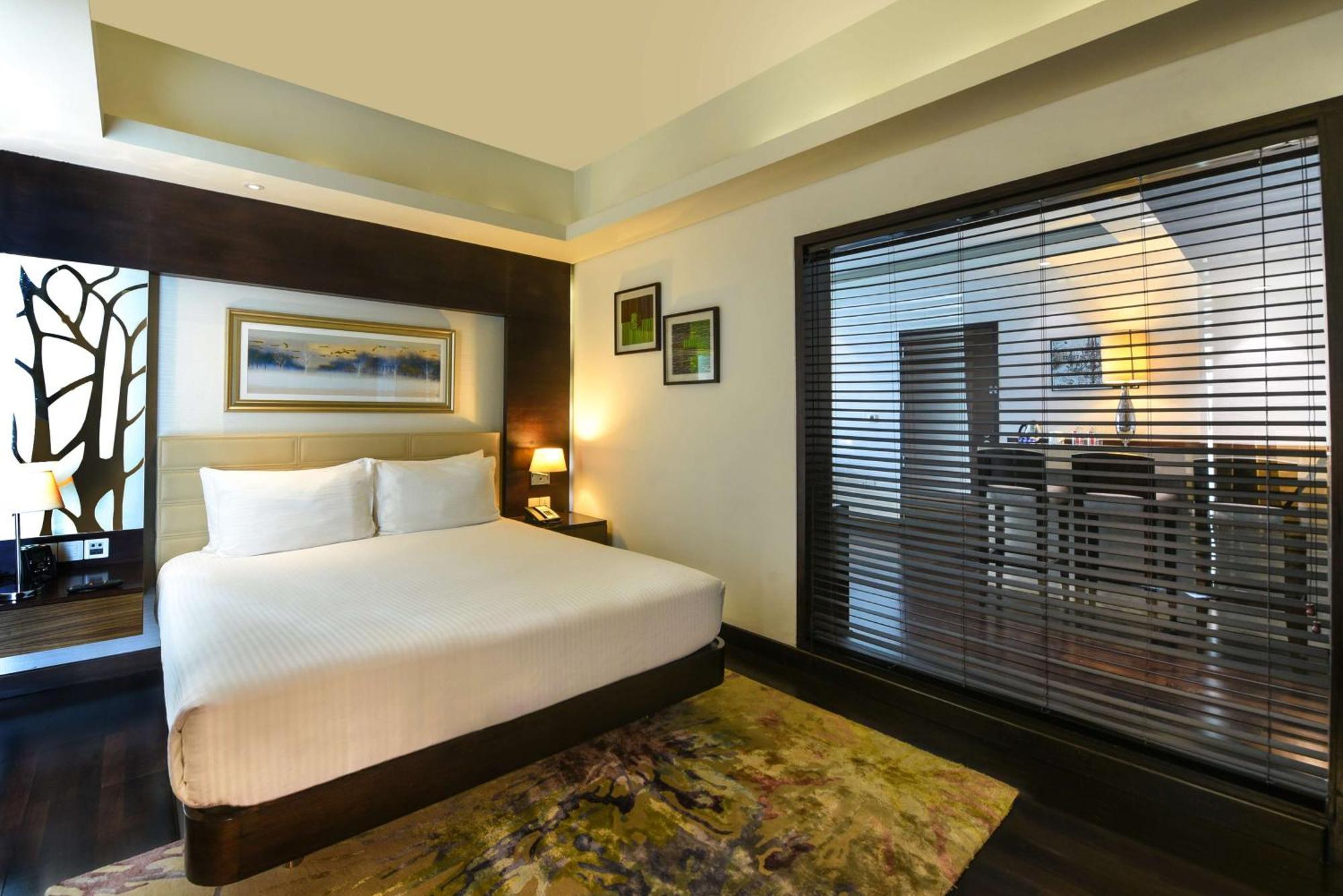 Doubletree By Hilton Gurugram Baani Square Hotel Gurgaon Bagian luar foto