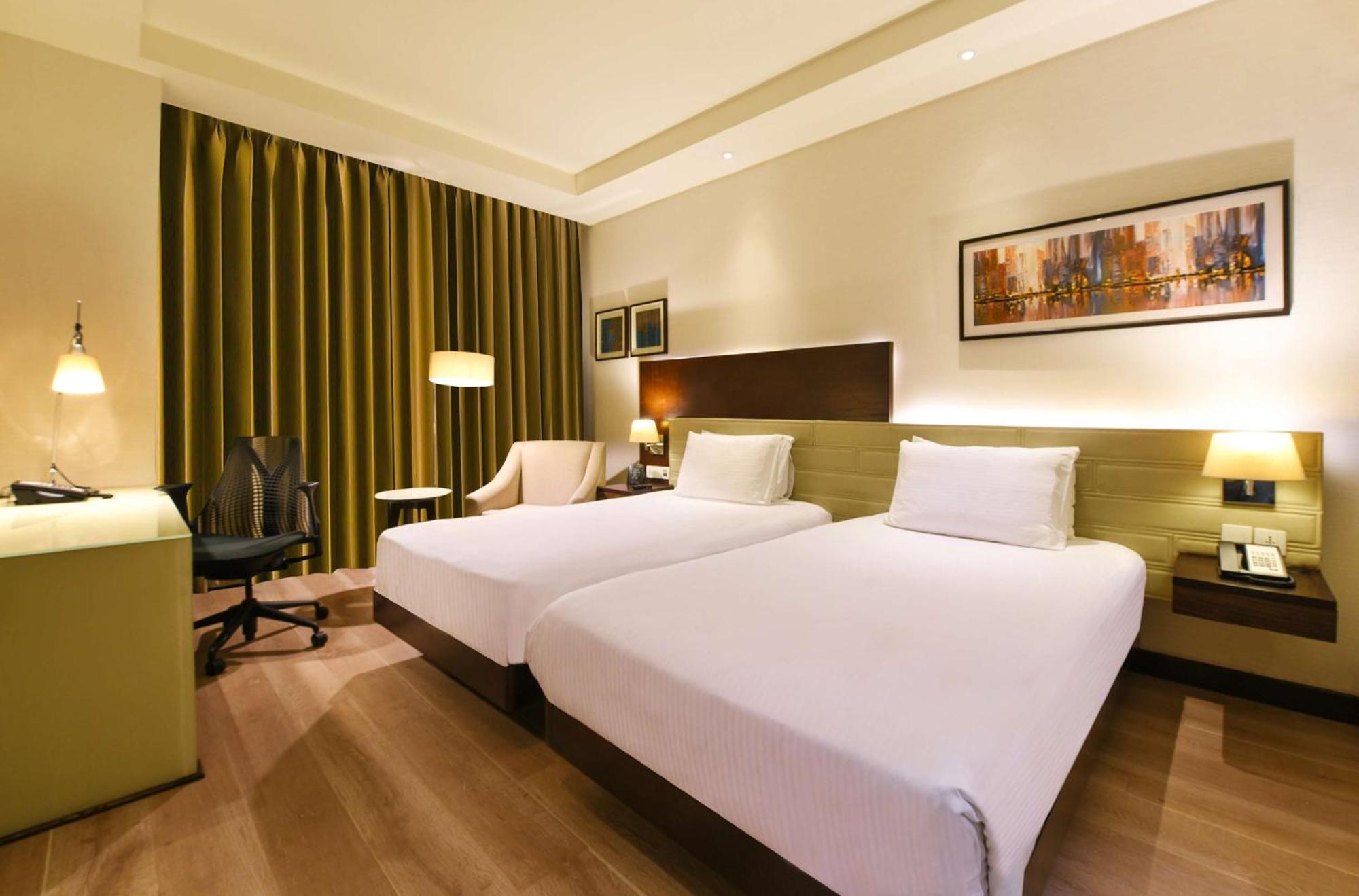Doubletree By Hilton Gurugram Baani Square Hotel Gurgaon Bagian luar foto