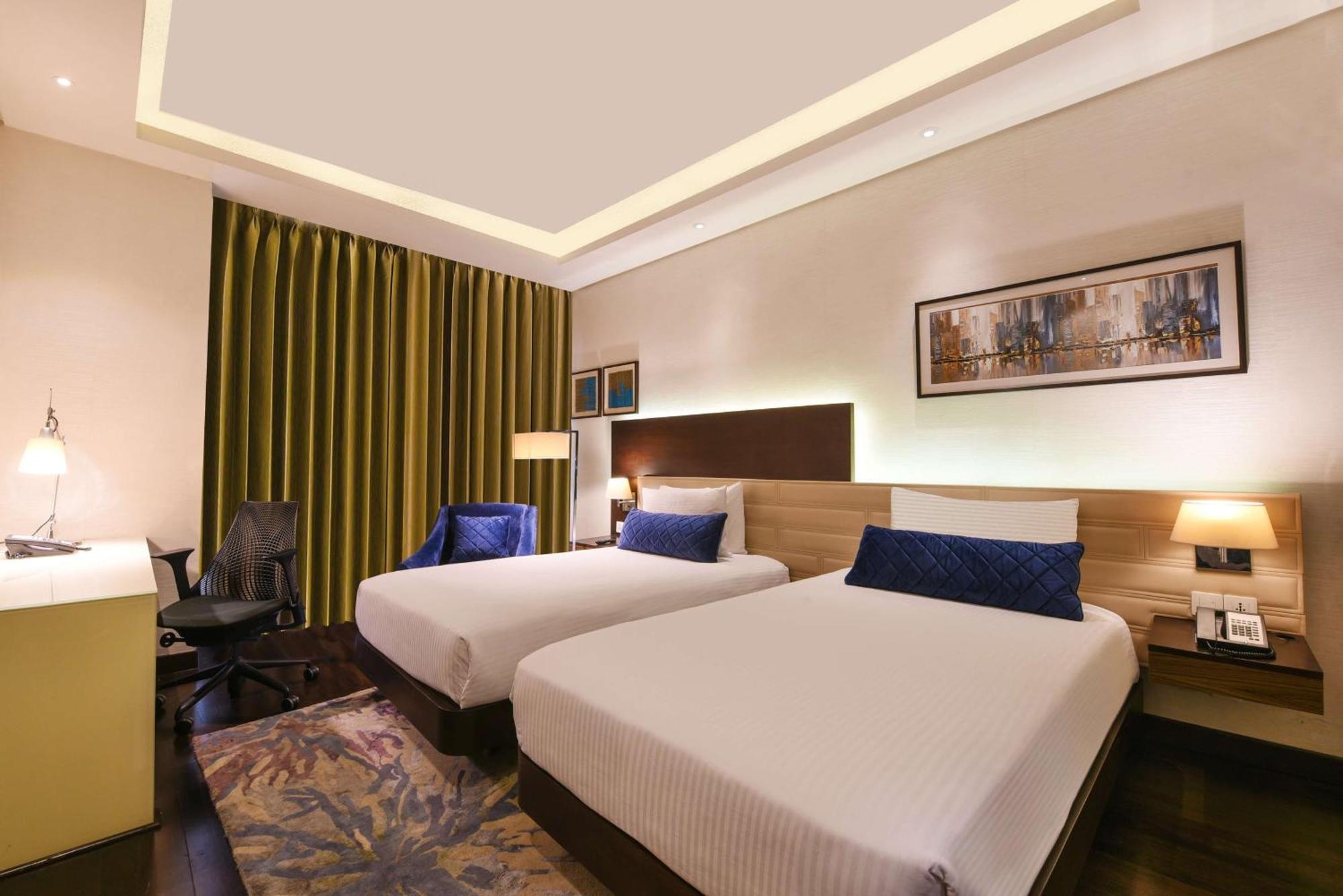 Doubletree By Hilton Gurugram Baani Square Hotel Gurgaon Bagian luar foto