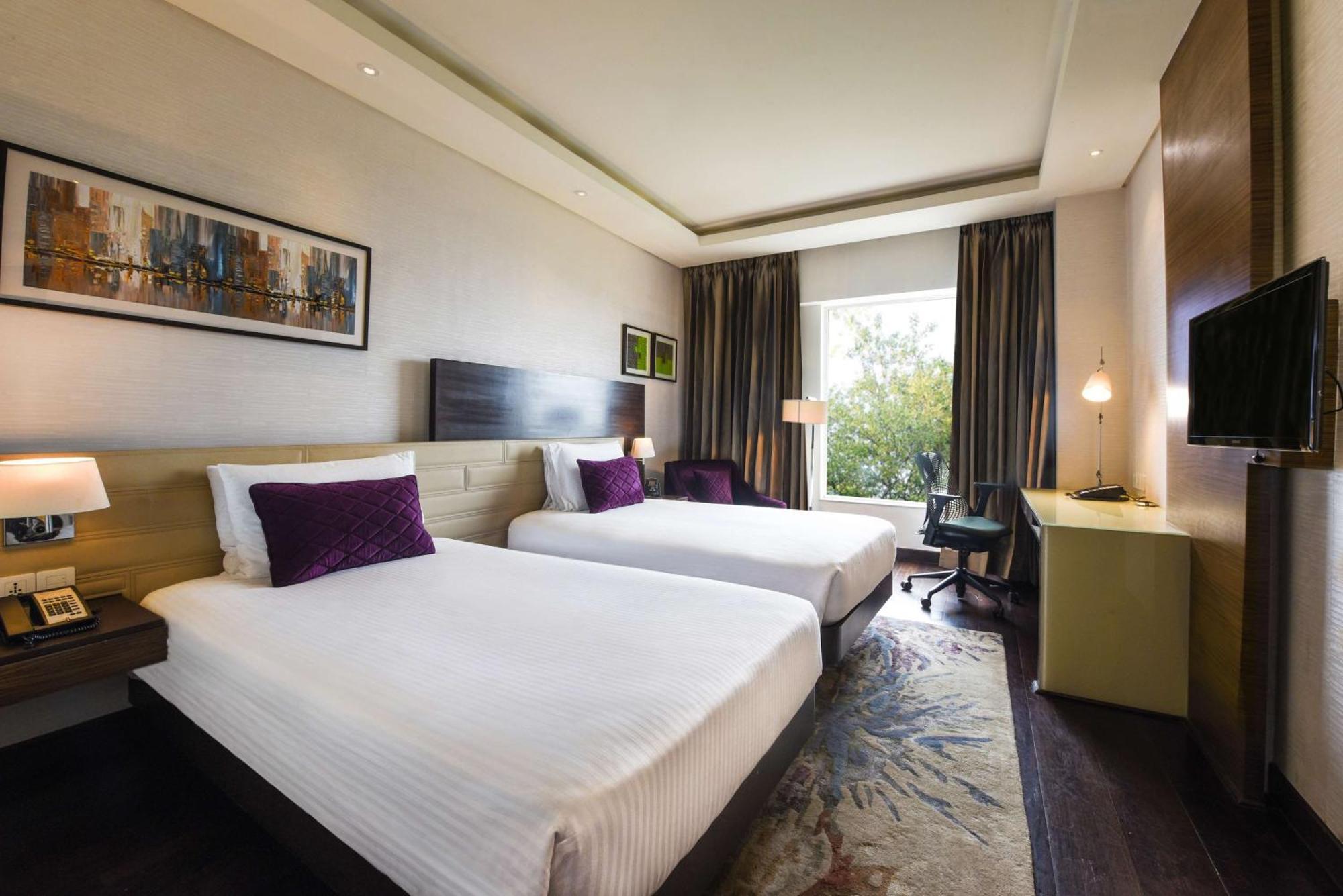 Doubletree By Hilton Gurugram Baani Square Hotel Gurgaon Bagian luar foto
