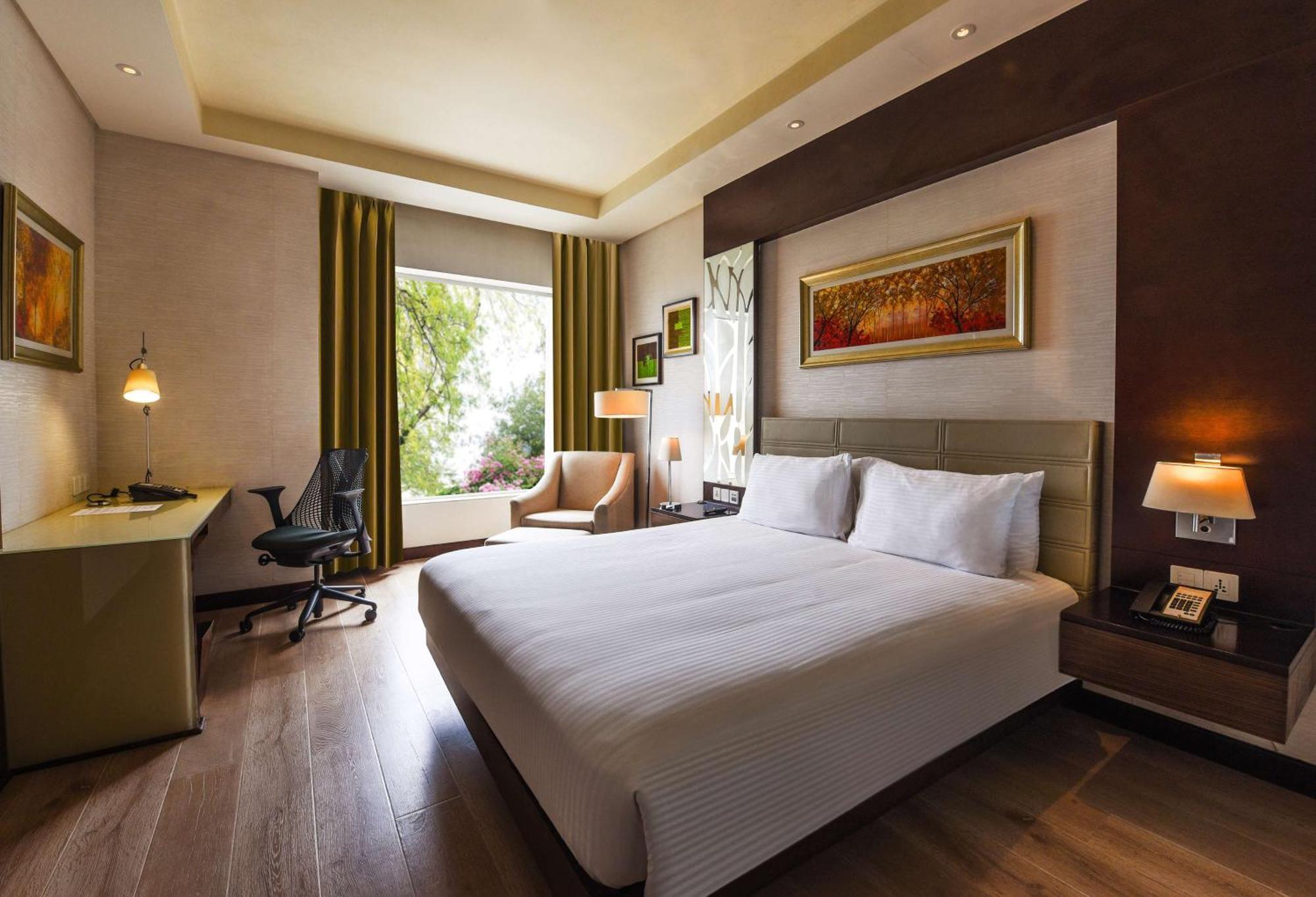Doubletree By Hilton Gurugram Baani Square Hotel Gurgaon Bagian luar foto