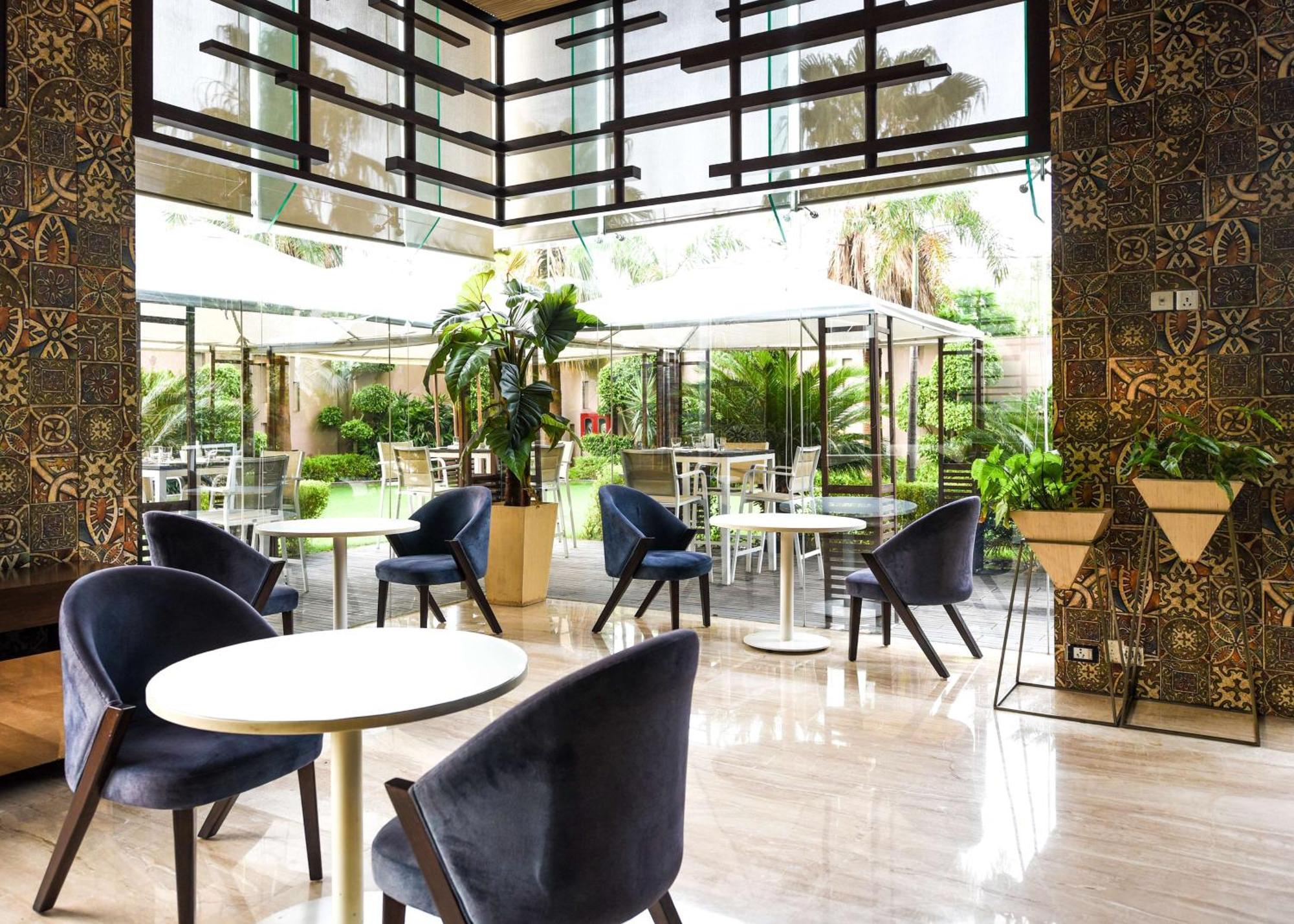 Doubletree By Hilton Gurugram Baani Square Hotel Gurgaon Bagian luar foto