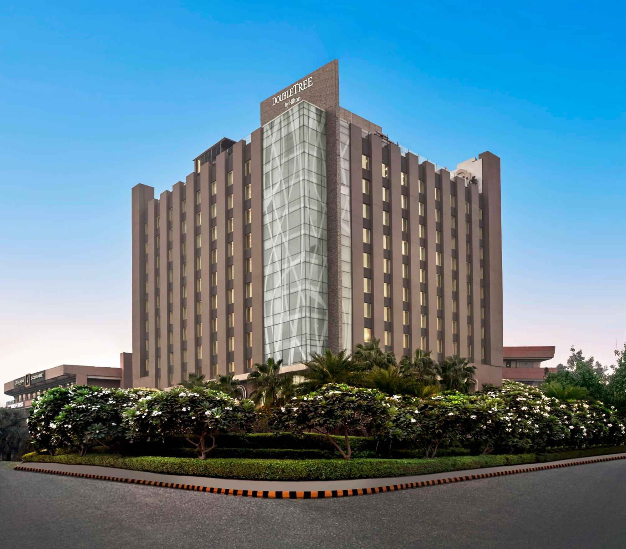 Doubletree By Hilton Gurugram Baani Square Hotel Gurgaon Bagian luar foto