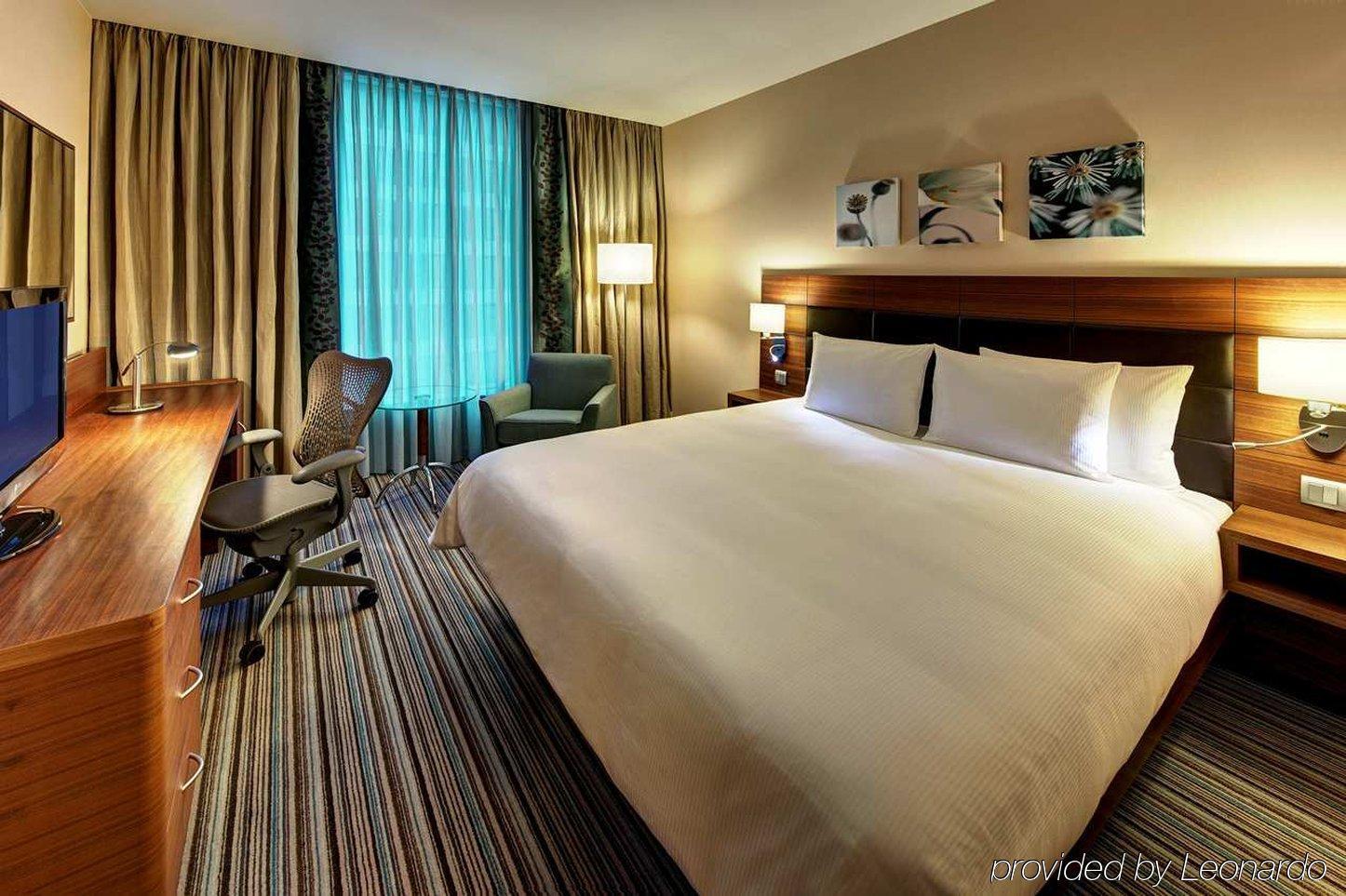 Doubletree By Hilton Gurugram Baani Square Hotel Gurgaon Ruang foto