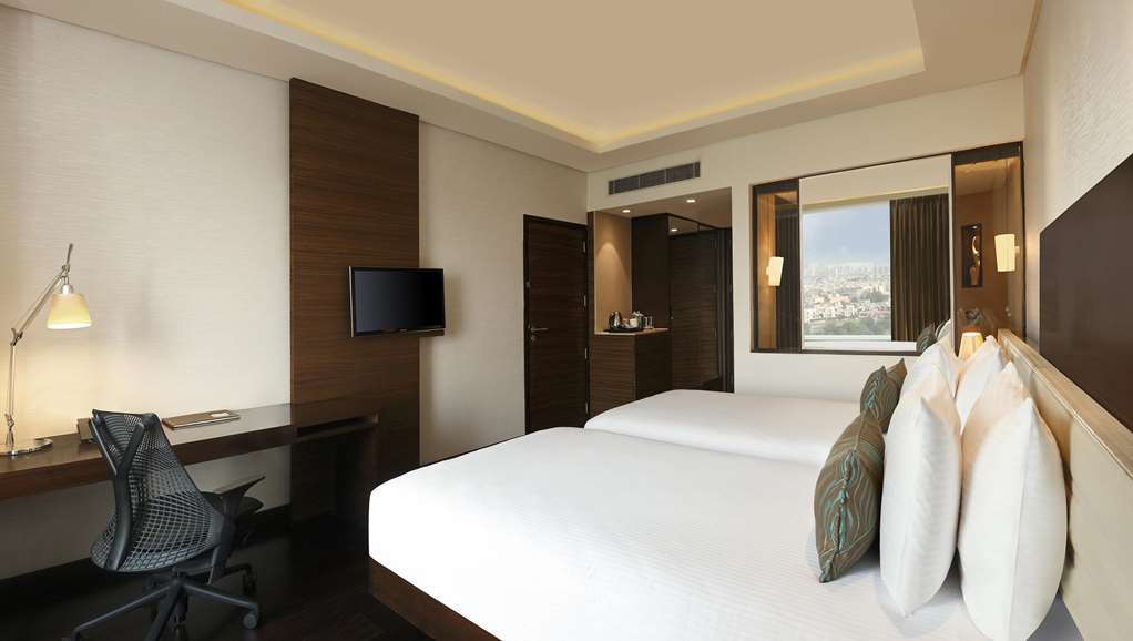 Doubletree By Hilton Gurugram Baani Square Hotel Gurgaon Ruang foto